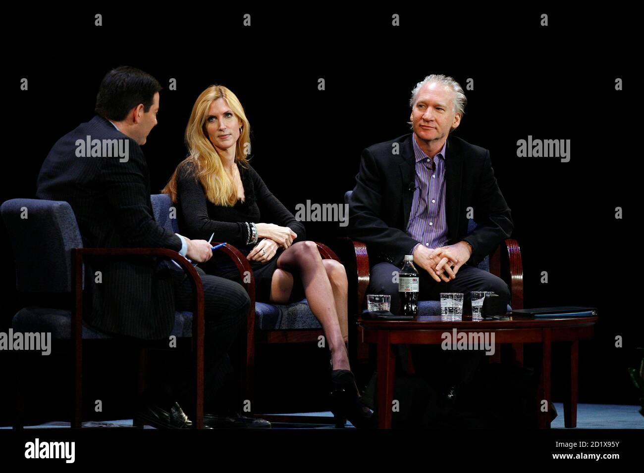 TV-Persönlichkeiten, Ann Coulter (C) und Bill Maher zu diskutieren, während die "Speaker Series: die Köpfe, die die Welt bewegen" moderiert von Mark Halpern (L) in New York 9. März 2009. REUTERS/Lucas Jackson (Vereinigte Staaten) Stockfoto
