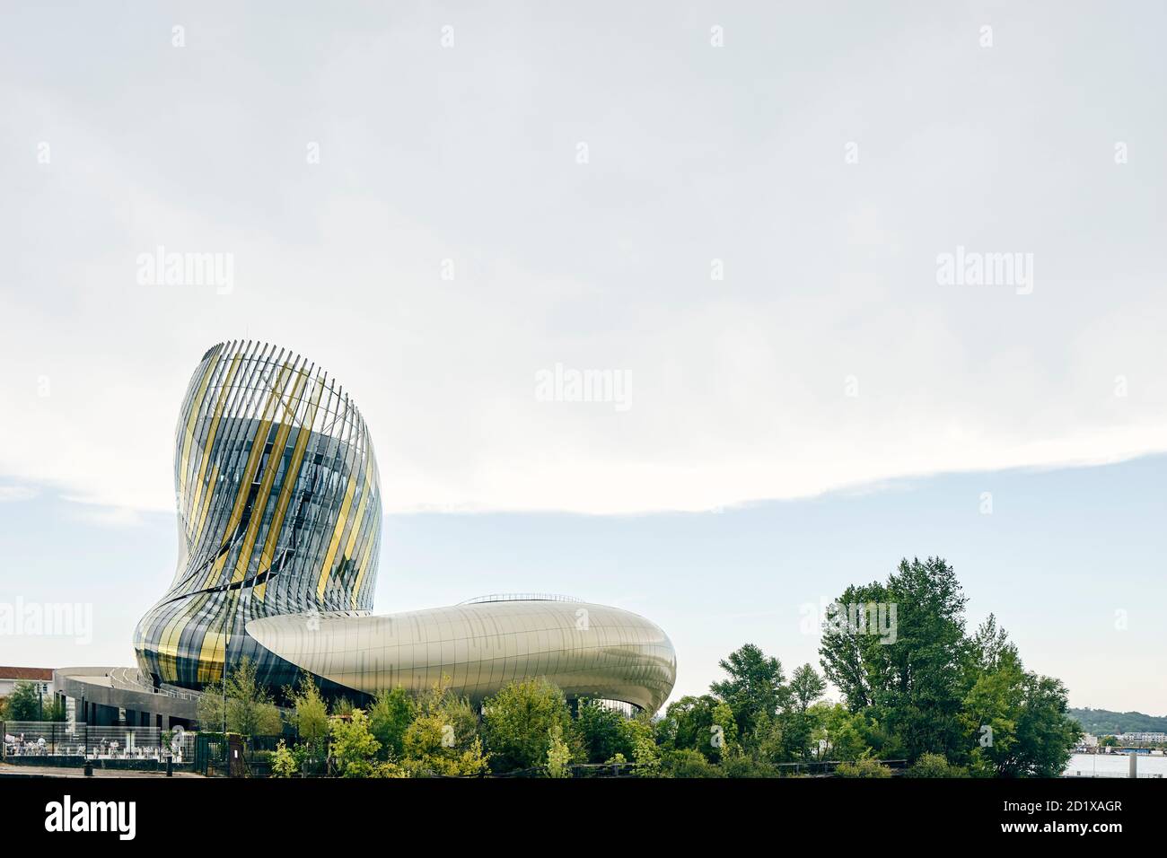 Außenansicht von La Cité du Vin, ein Weinmuseum, das eine bauchige Form, im Jahr 2016 abgeschlossen hat, wurde eine wichtige Touristenattraktion in Bordeaux, Aquitanien, Frankreich. Stockfoto