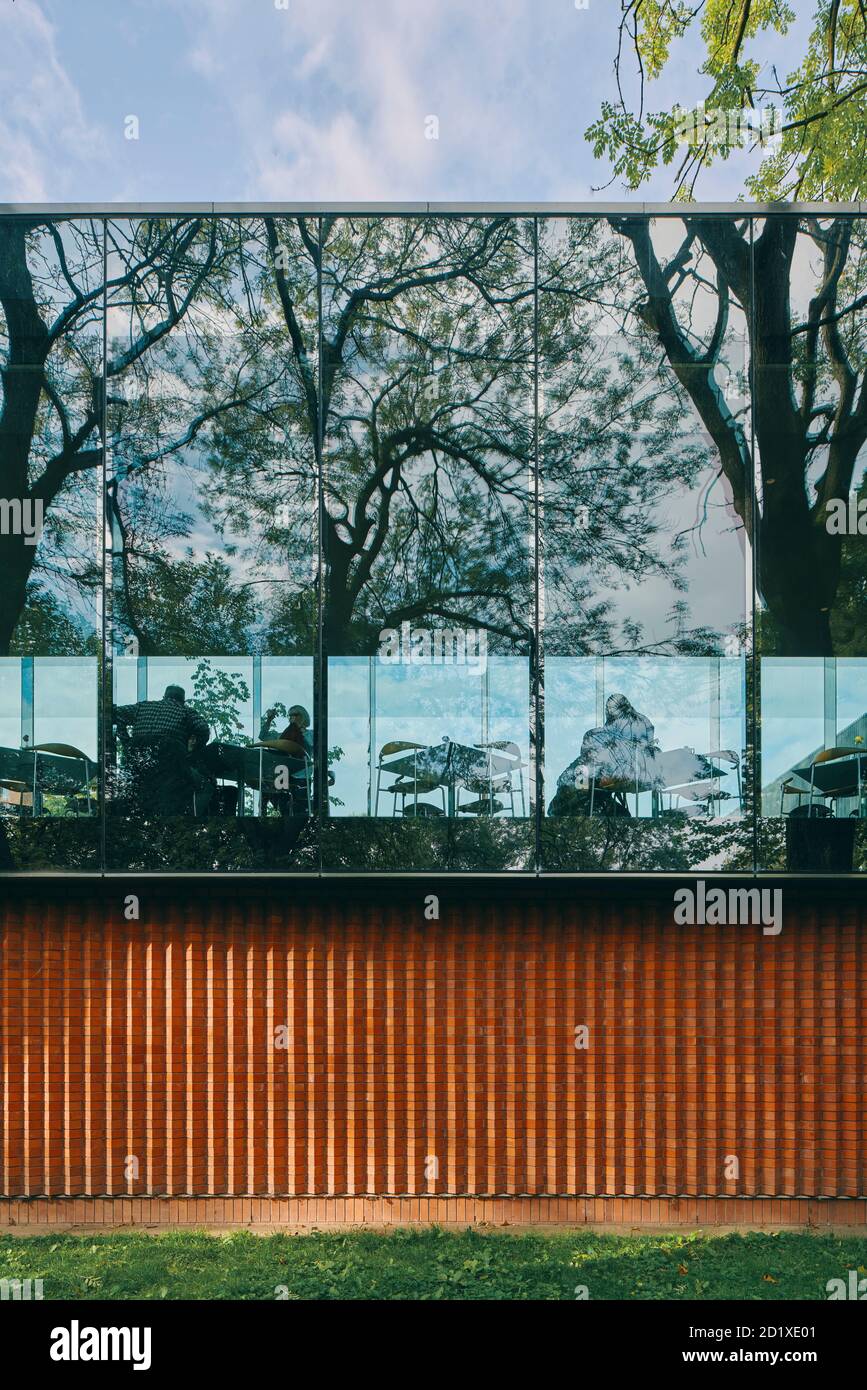 Das Whitworth Café, auch bekannt als The Cafe in the Trees, ist Teil der Glas- und Backsteinerweiterung der Whitworth Gallery in Manchester, England, Großbritannien. Fertiggestellt im Jahr 2015. Stockfoto