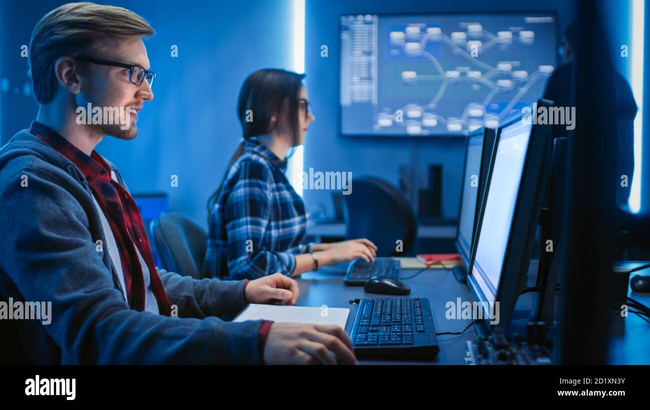 Männliche und weibliche Programmierer sprechen über Arbeit, Probleme gemeinsam lösen, Computer verwenden. Software Development Coding Web Design Database Stockfoto