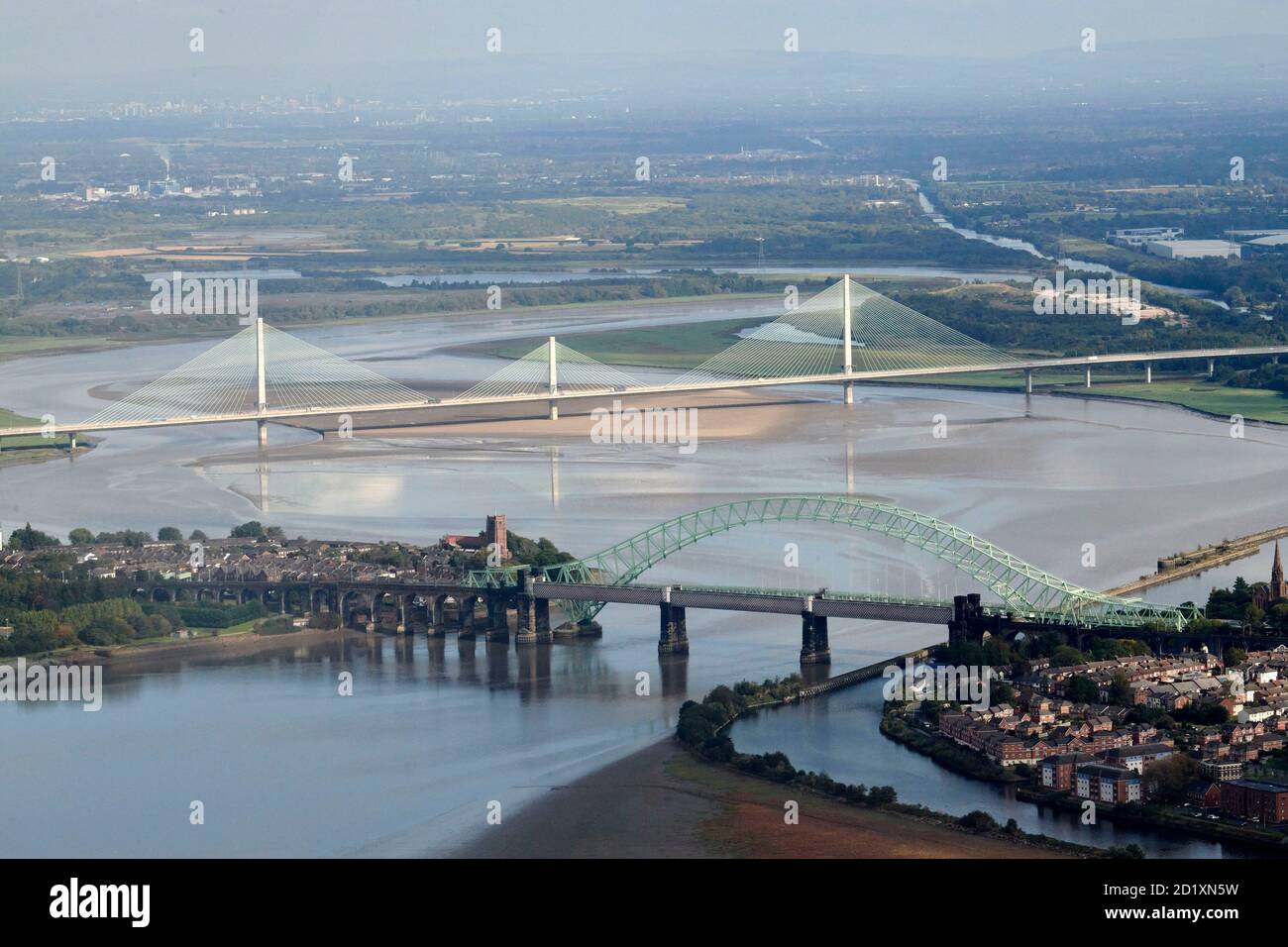 Eine Luftaufnahme der Mersey Mündung und der Runcorn Brücken, neu und alt, Nordwestengland, Großbritannien Stockfoto