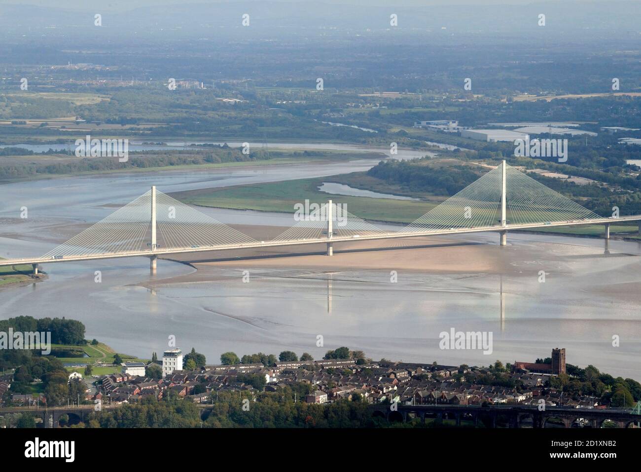 Eine Luftaufnahme der Mersey Mündung und der Runcorn Brücken, neu und alt, Nordwestengland, Großbritannien Stockfoto