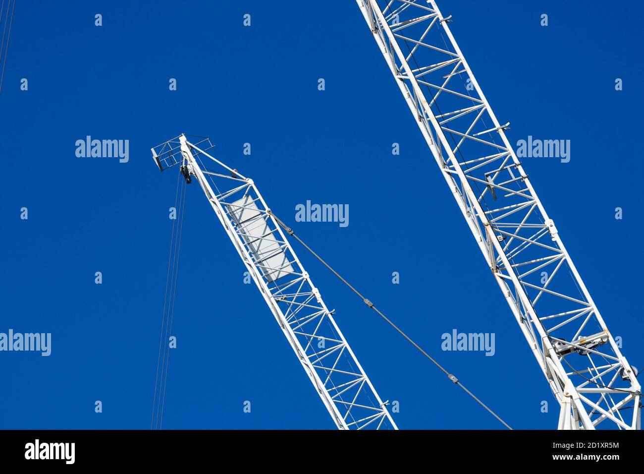 Kran Jibs gegen einen tiefblauen Himmel, UK Baustelle Stockfoto