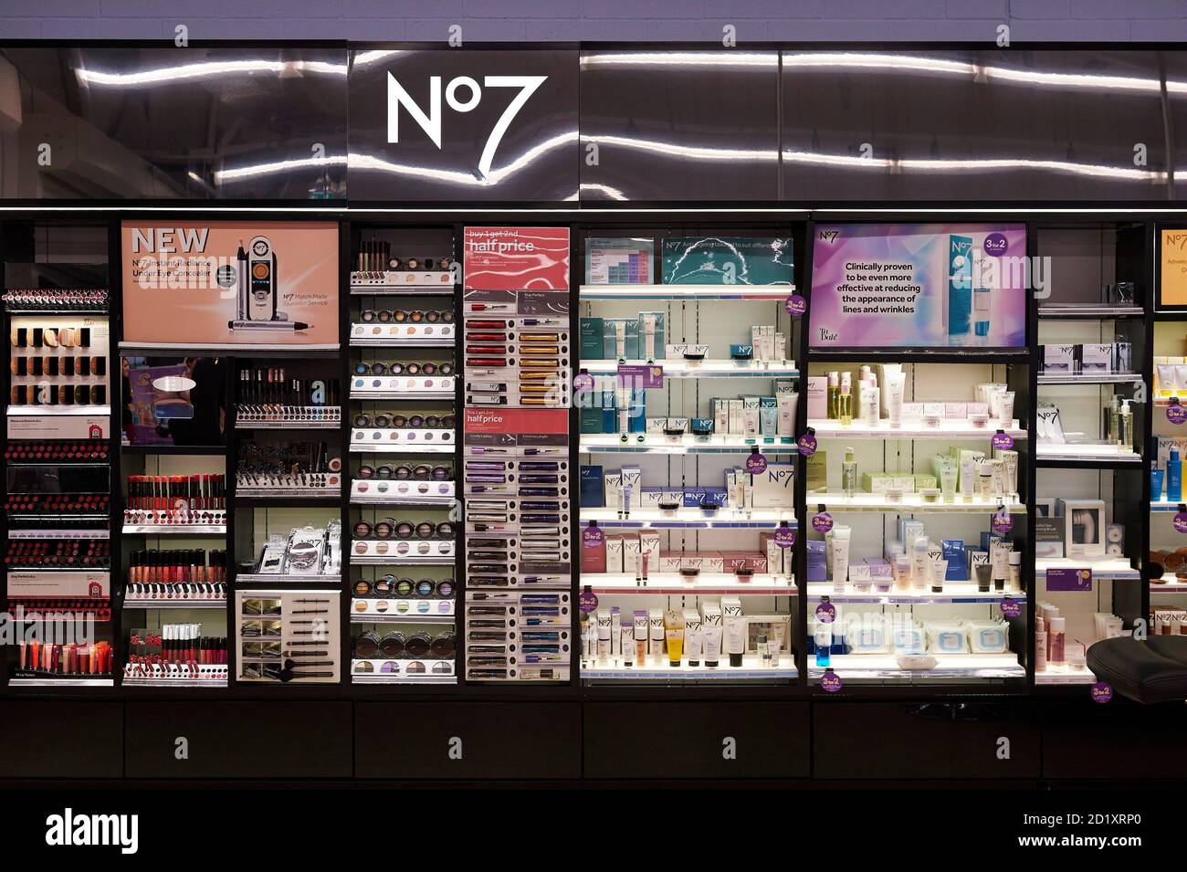 Keine 7 kosmetischen Displays, Boots Midnight Apotheke, Großbritannien Stockfoto