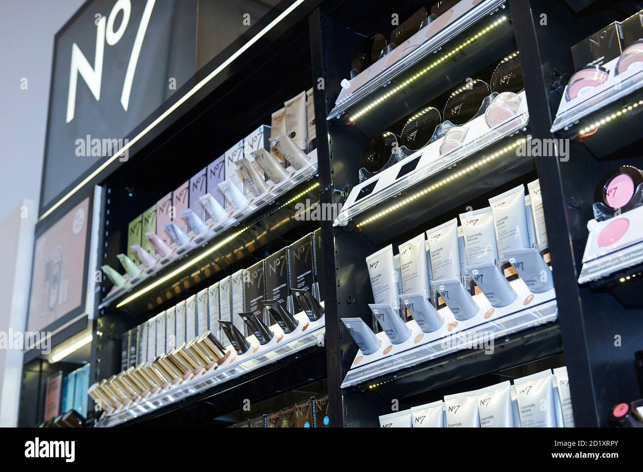 Keine 7 kosmetischen Displays, Boots Midnight Apotheke, Großbritannien Stockfoto