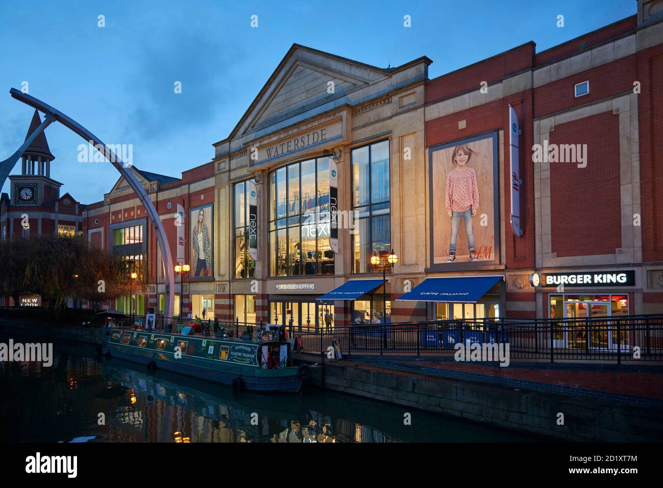 Einkaufszentrum am Wasser in der Abenddämmerung, Lincoln Stadtzentrum, Ostengland, Großbritannien Stockfoto