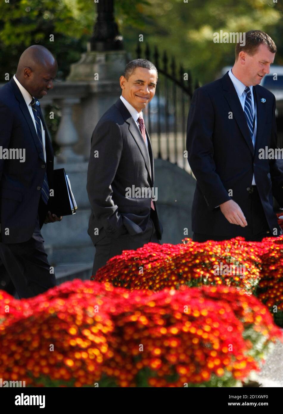 Us Prasident Barack Obama Sieht Wie Er Aus Der Staatskasse Zuruck Ins Weisse Haus Nach Einem Treffen 21 Oktober 2009 Geht Flankierende Obama Sind Seine Personlichen Adjutanten Reggie Liebe L Und Reise Regisseur