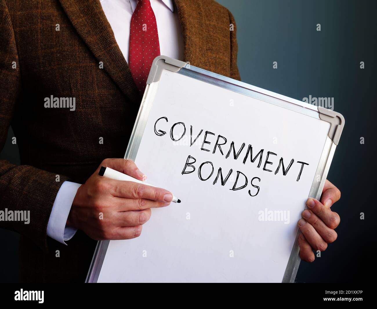 Staatsanleihen. Ein Finanzberater hält einen Vorstand mit der Inschrift. Stockfoto