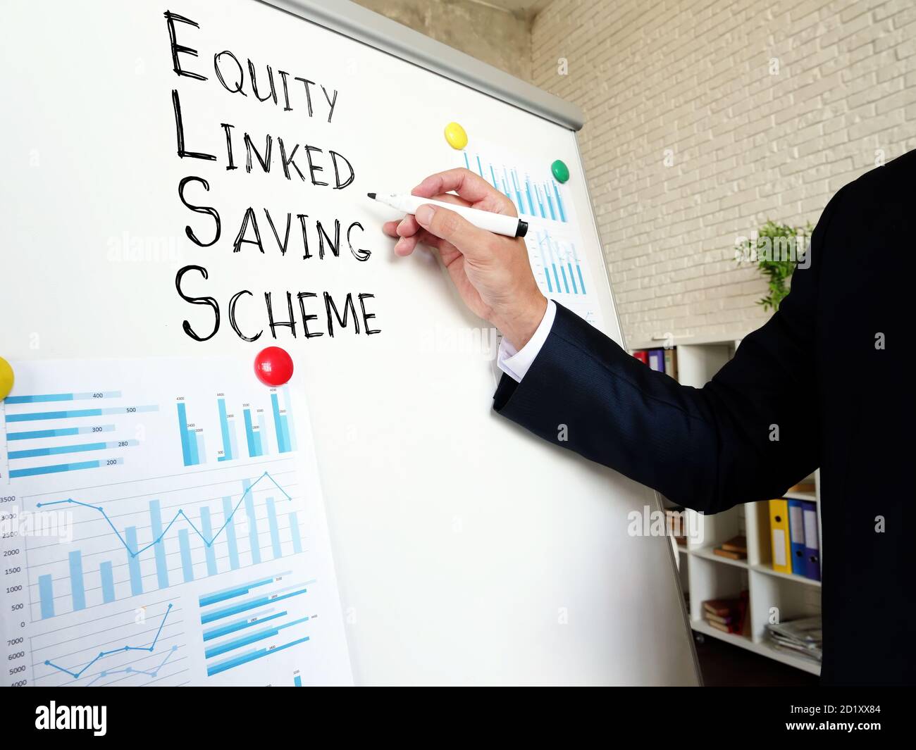 Geschäftsmann zeigt ELSS Funds Equity Linked Saving Scheme. Stockfoto