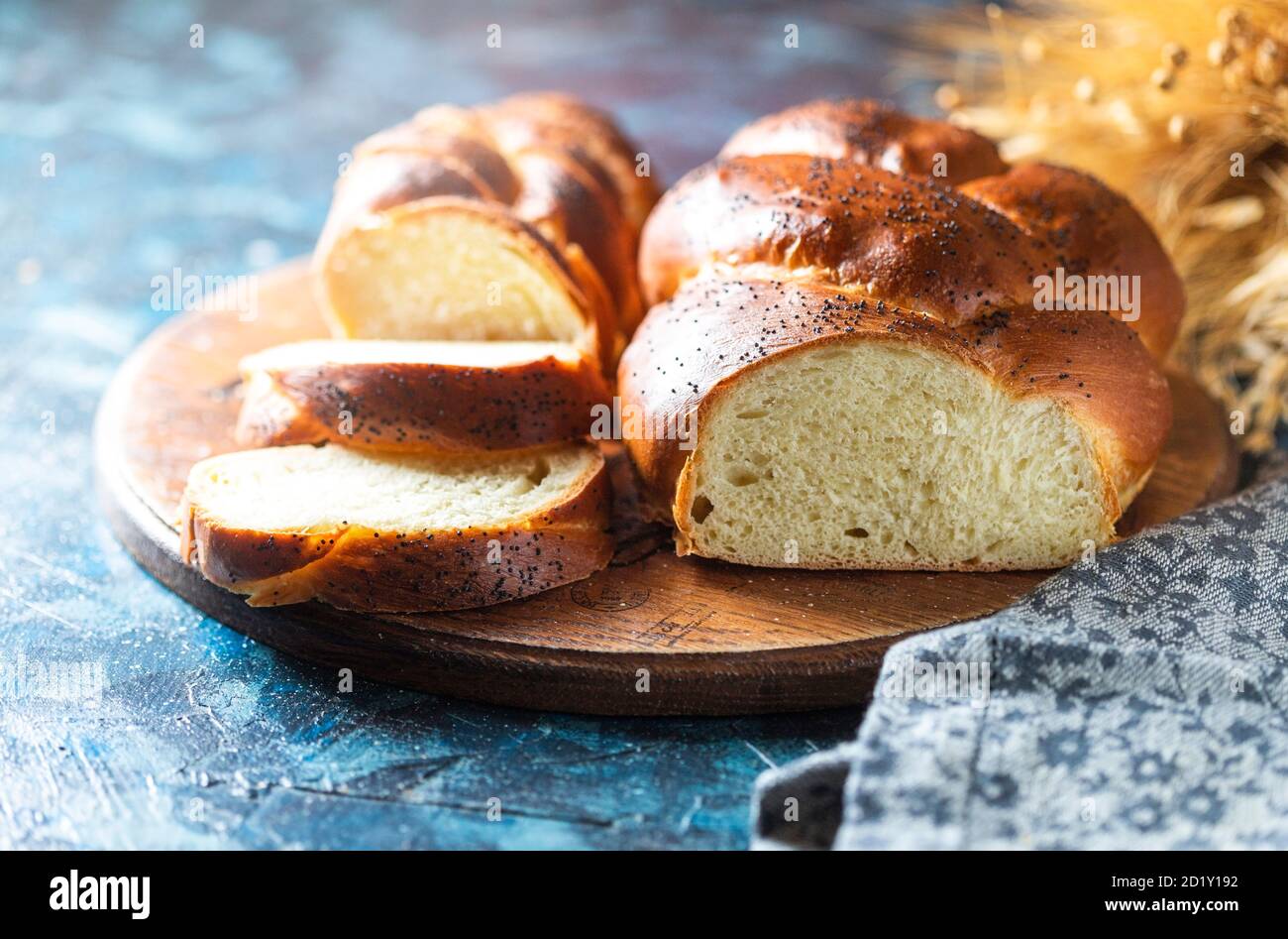 Hausgemachtes Challah-Brot, selektiver Fokus. Traditionelles Brot. Stockfoto