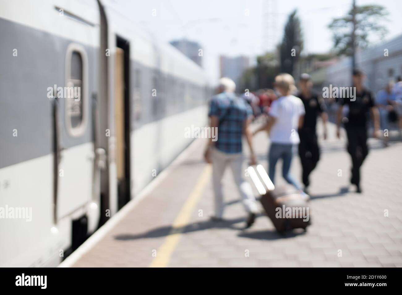 Odessa, Ukraine , 7. August 2020: Die Passagiere im Zug Wagen auf dem Bahnsteig Stockfoto