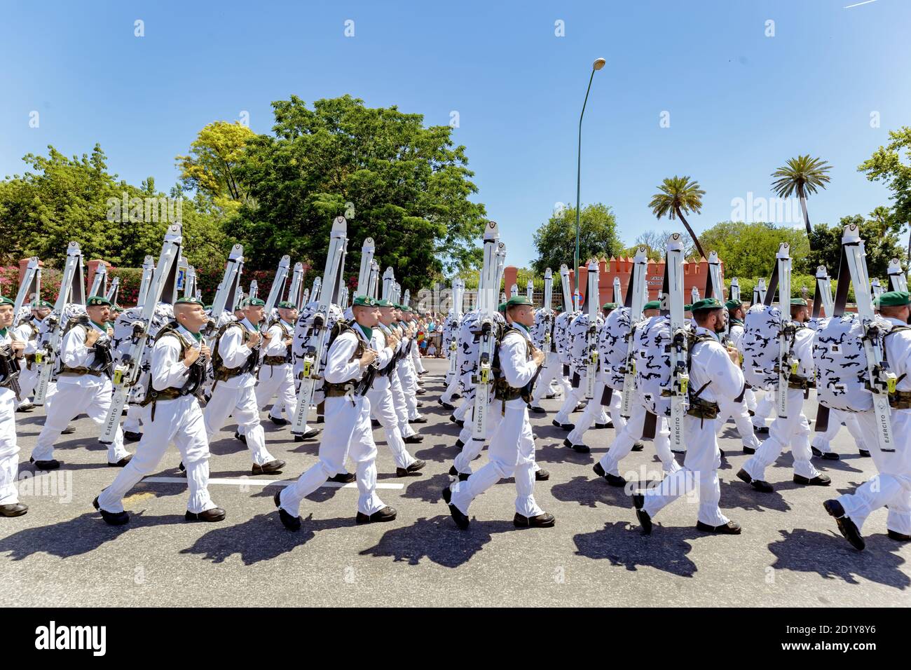 Sevilla, Spanien - 01. Juni 2019: Militärische Einsatzeinheit (ume) während der Ausstellung des Tages der spanischen Streitkräfte in Sevilla, Spanien Stockfoto