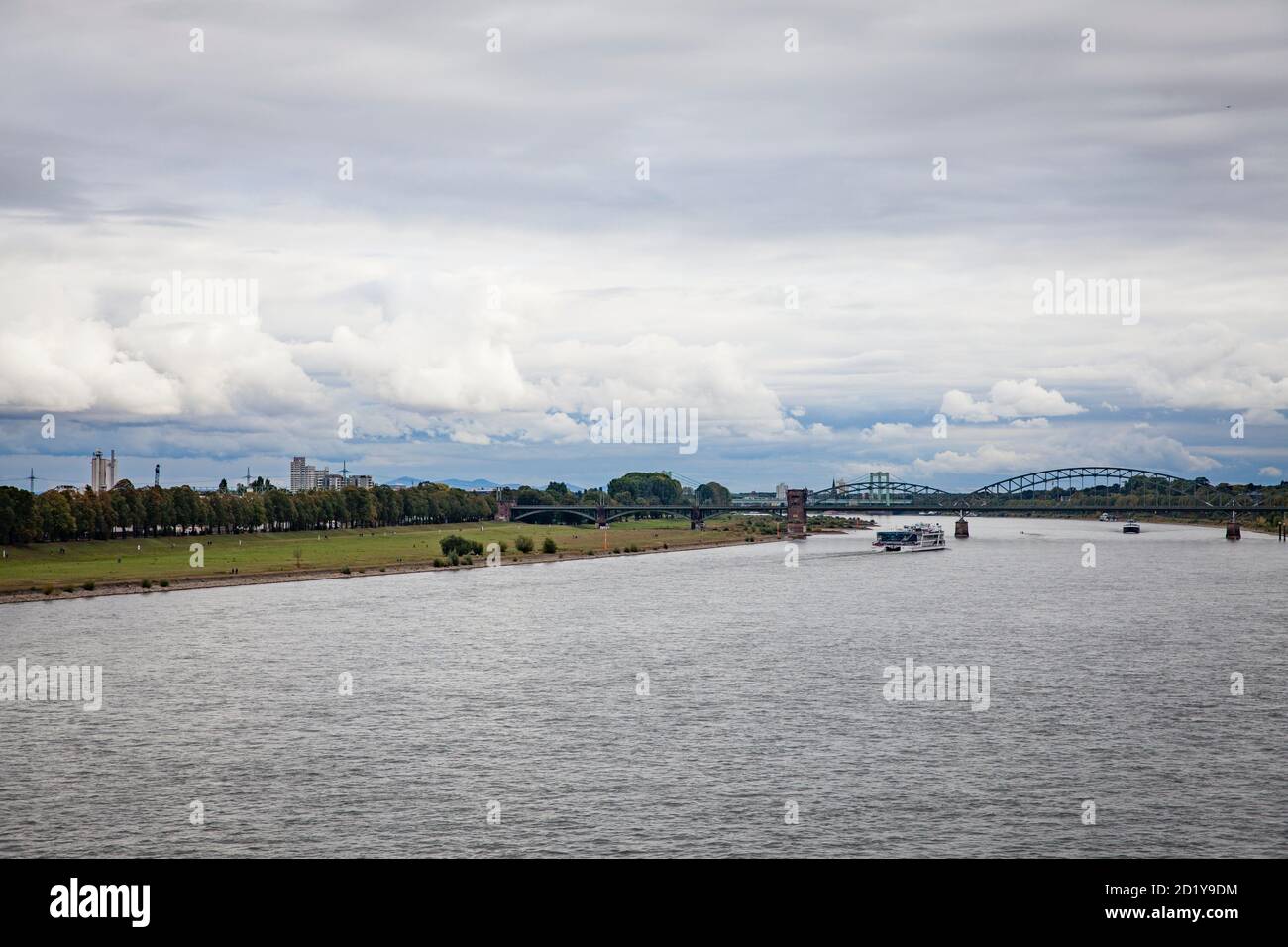 Flottern des Rheins im Kreis Poll, im Hintergrund die Südbrücke, Köln, Deutschland. Die Rheinwiesen in Poll, im Hintergrund die Stockfoto