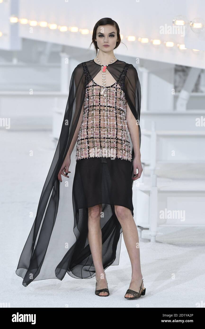 Modellspaziergänge auf dem Laufsteg auf der Chanel Fashion Show im Grand Palais während der Frühjahr/Sommer 2021 Fashion Week in Paris, am 5. Oktober 2020. (Foto von Jonas Gustavsson/Sipa USA) Stockfoto