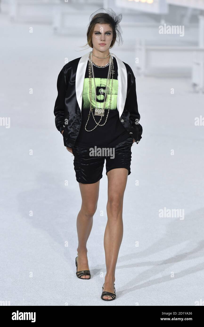 Modellspaziergänge auf dem Laufsteg auf der Chanel Fashion Show im Grand Palais während der Frühjahr/Sommer 2021 Fashion Week in Paris, am 5. Oktober 2020. (Foto von Jonas Gustavsson/Sipa USA) Stockfoto