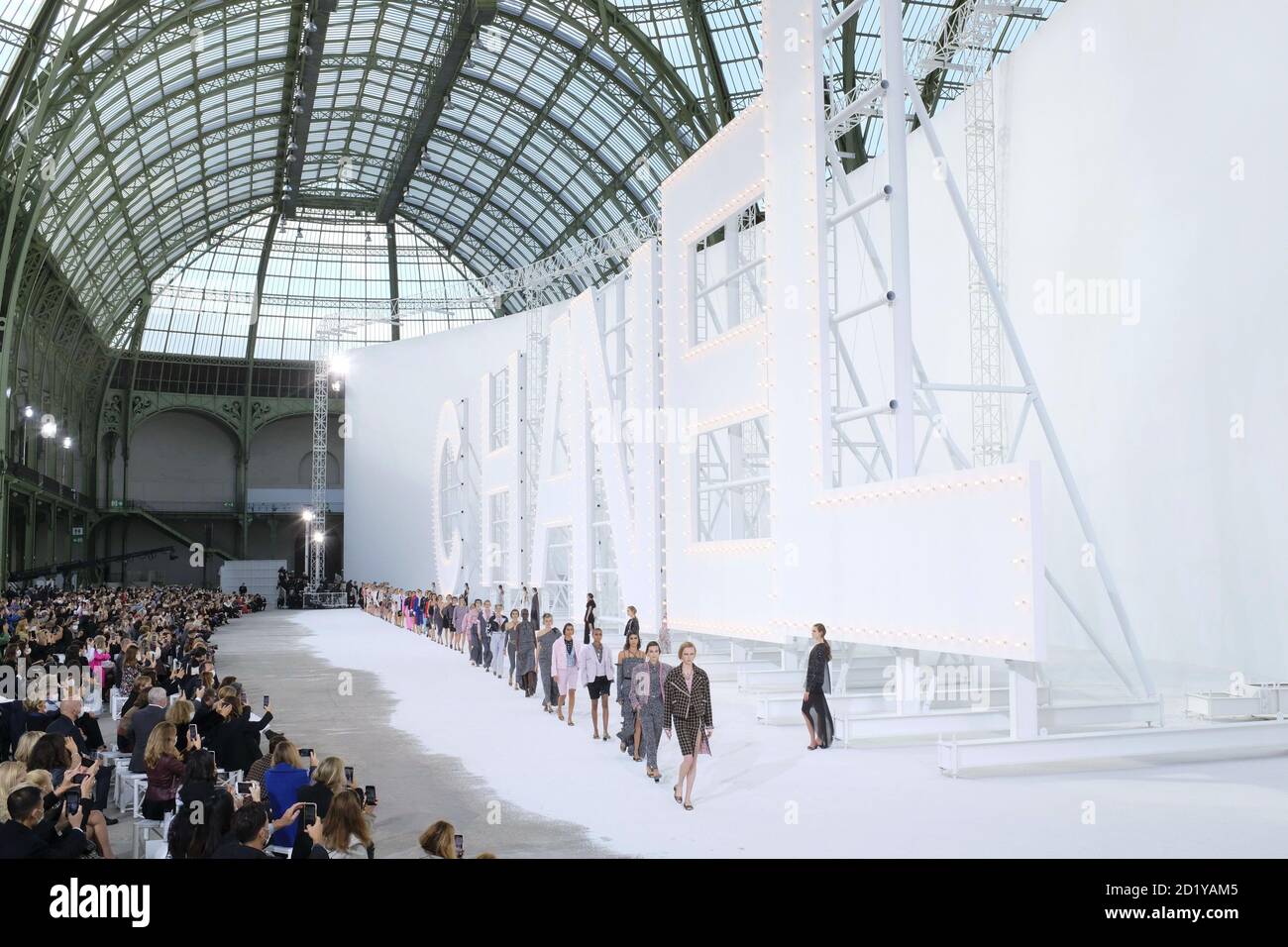 Paris, Frankreich. Oktober 2020. Finale auf dem Laufsteg bei der Chanel Fashion Show im Grand Palais während der Frühjahr/Sommer 2021 Fashion Week in Paris, am 5. Oktober 2020. (Foto: Jonas Gustavsson/Sipa USA) Quelle: SIPA USA/Alamy Live News Stockfoto