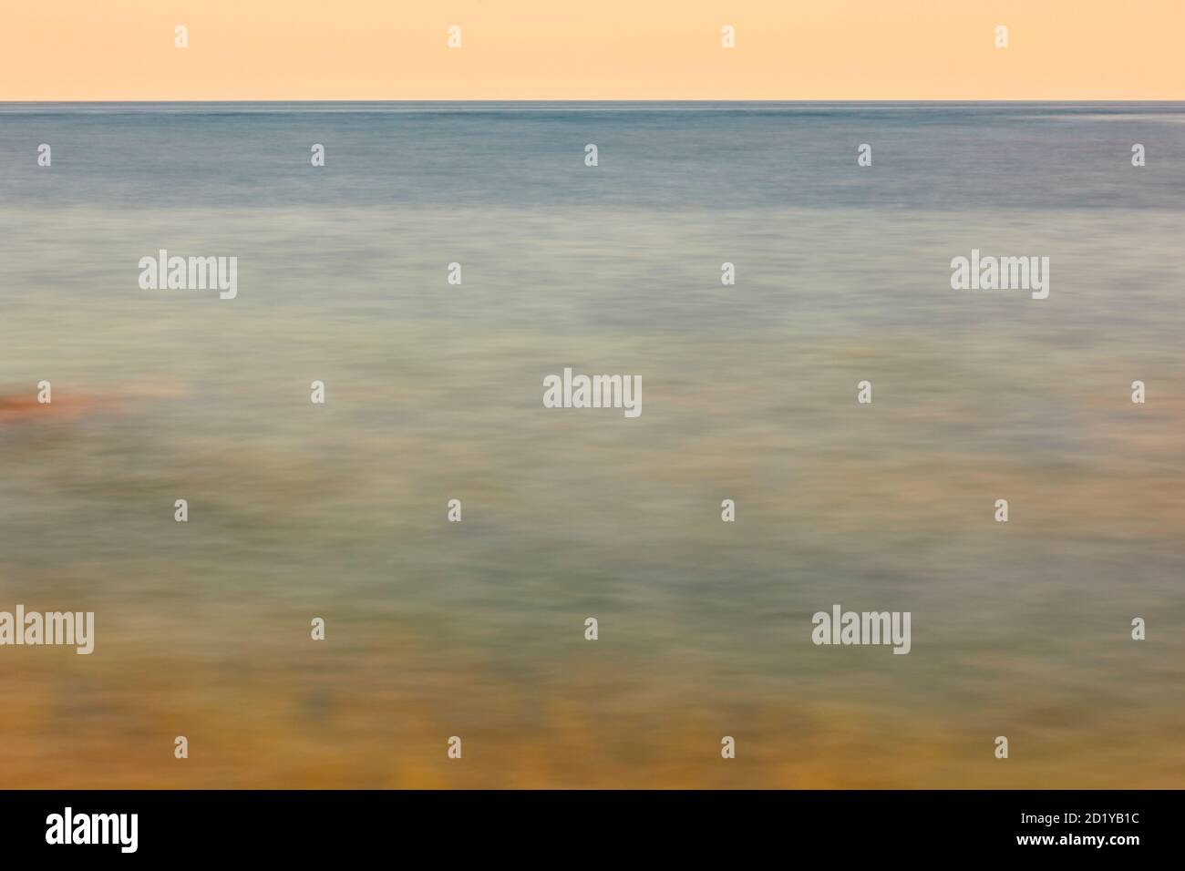 Blauer Ozean und Himmel Hintergrund. Seideneffekt. Horizontaler Hintergrund Stockfoto