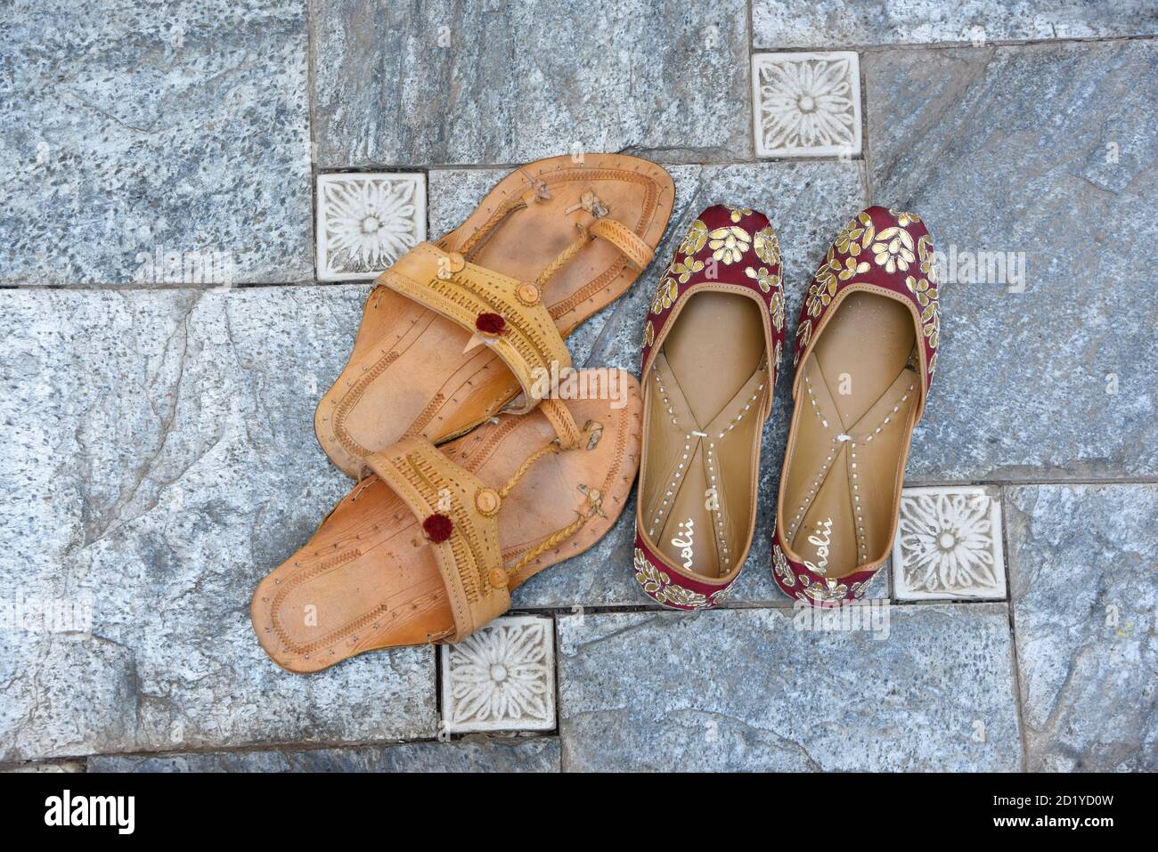 Zwei Paar Mojari Schuhe oder Mojadis Lederpantoffeln auf grauem Fliesenhintergrund. Obere Winkelansicht Stockfoto