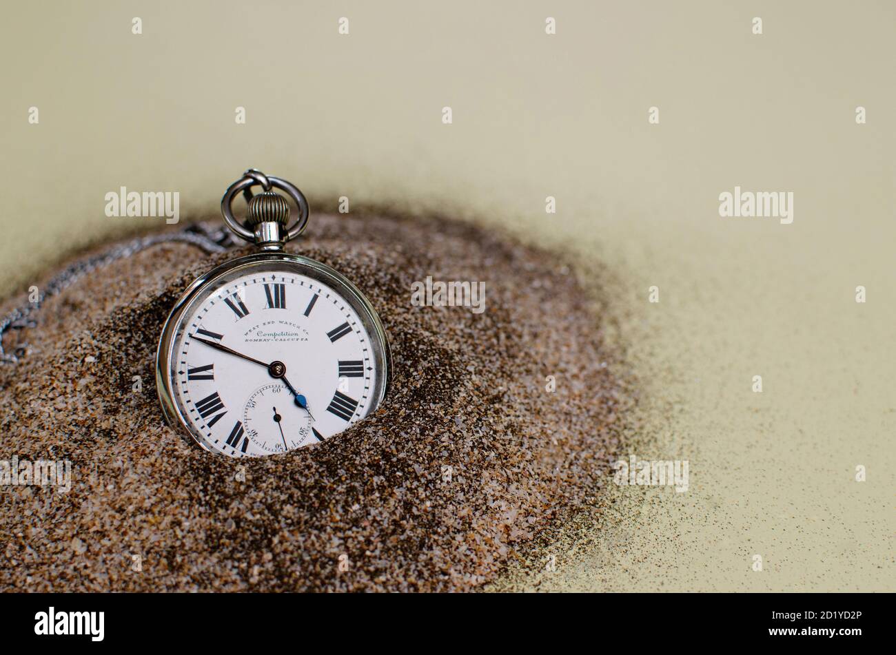 Alte Taschenuhr gegen schwarzes Kissen und grauen texturierten Hintergrund. Römische nummern, die die Zeit angeben Stockfoto