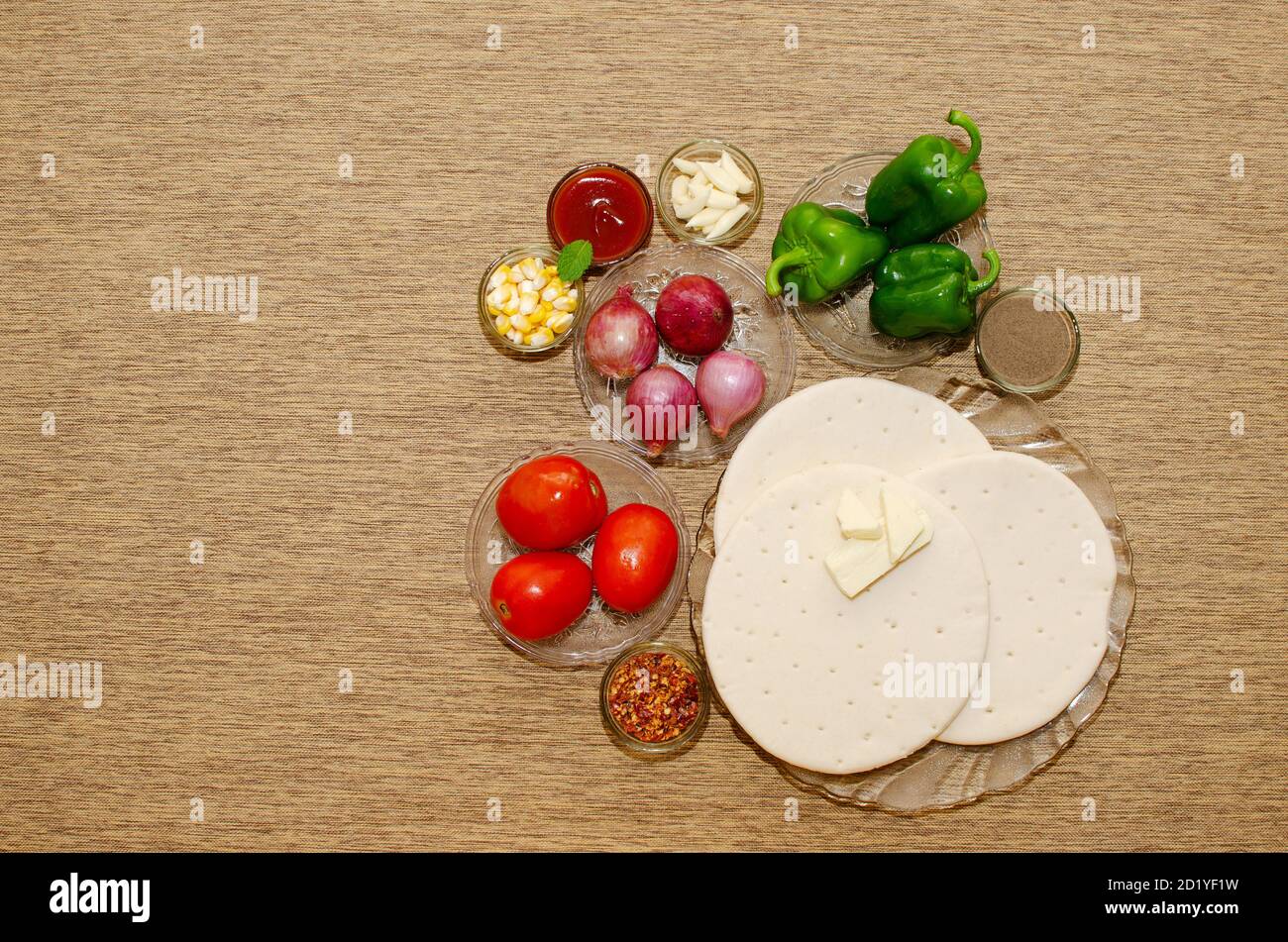 Pizza Base mit Zutaten aus Käse, Tomaten, Zwiebeln und Paprika. Stockfoto