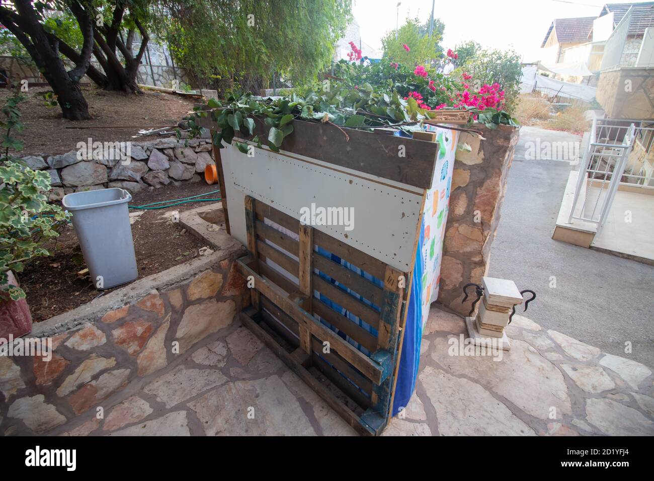 Eine kleine Sukkah, die für Kinder am jüdischen Feiertag entworfen wurde, genannt Sukkot, (EINE kleine Hütte, in der man eine Woche lebt) 58Jerusalem, Israel. Stockfoto