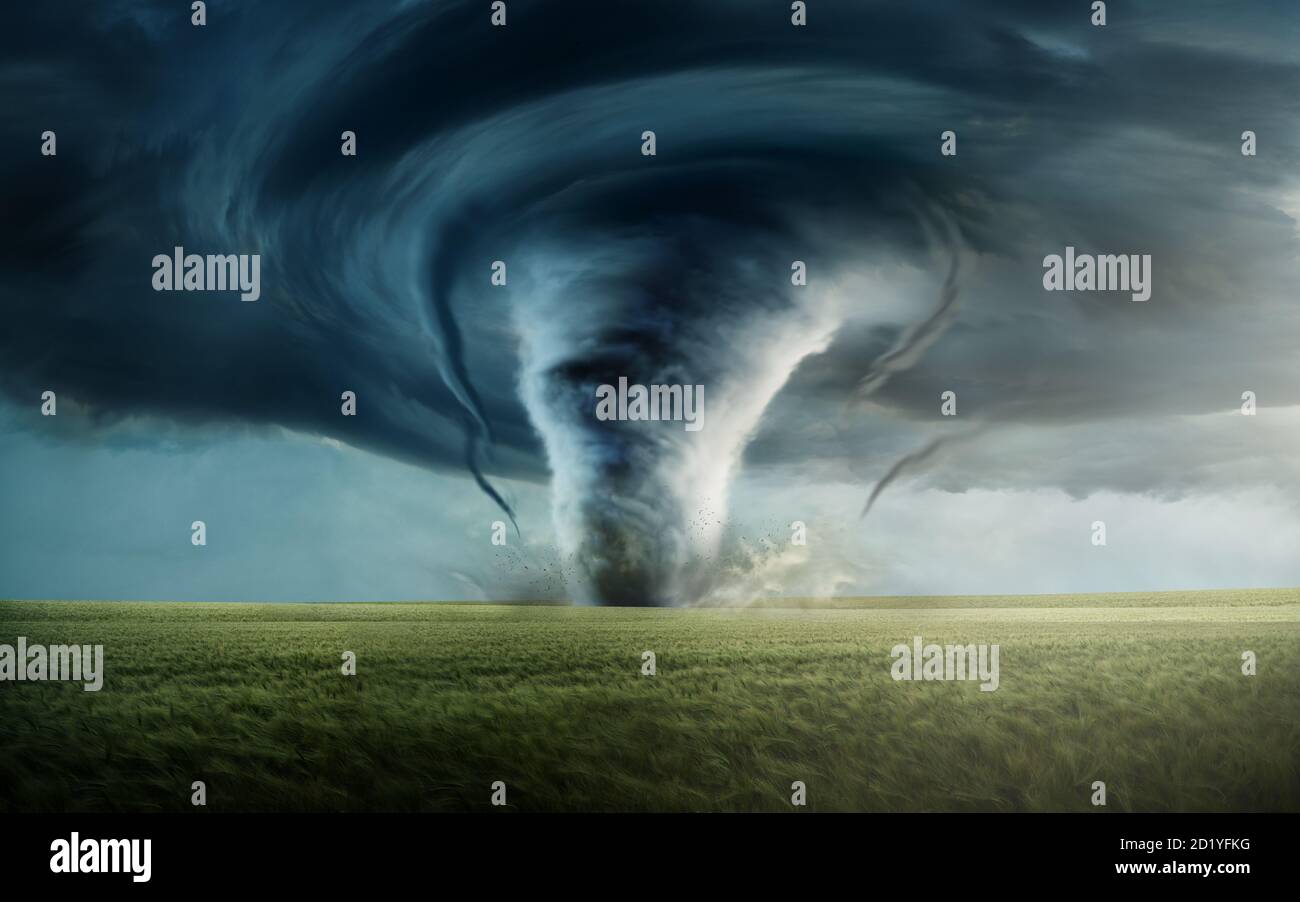 Großes und gefährliches Sturmsystem, das einen Tornado erzeugt, der durch die offene Landschaft fährt. Darstellung gemischter Medien. Stockfoto