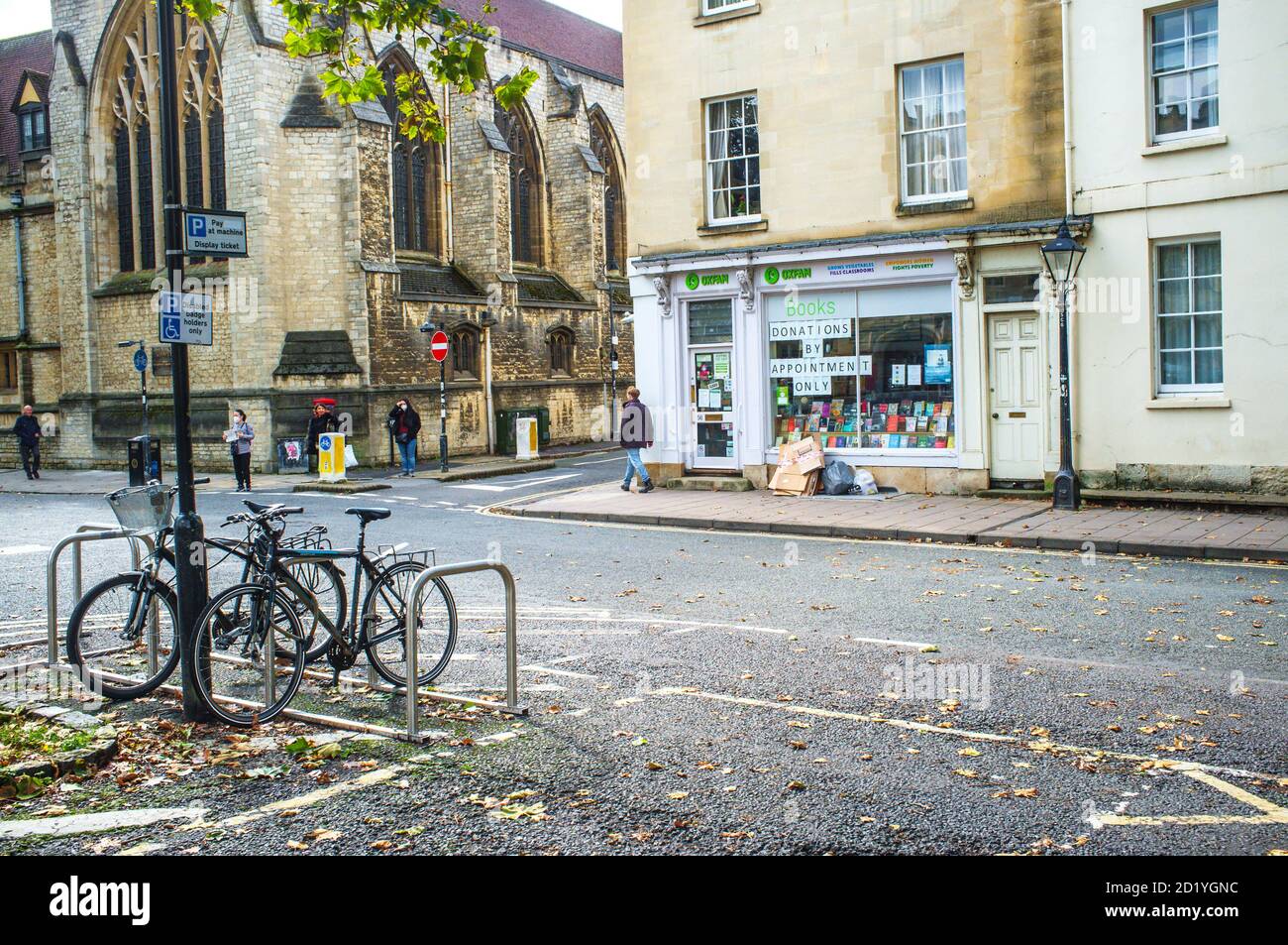 Oxfam Buchladen auf St Giles, Oxford, akzeptiert Spenden nur nach Vereinbarung. Stockfoto