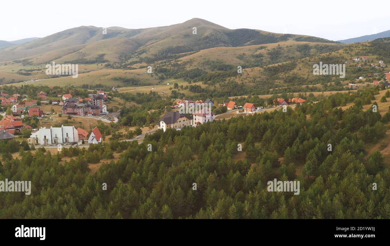 Luftaufnahme der Siedlung Gajevi in Serbisch berühmten touristischen Ziel - Zlatibor Region am frühen Morgen Stockfoto