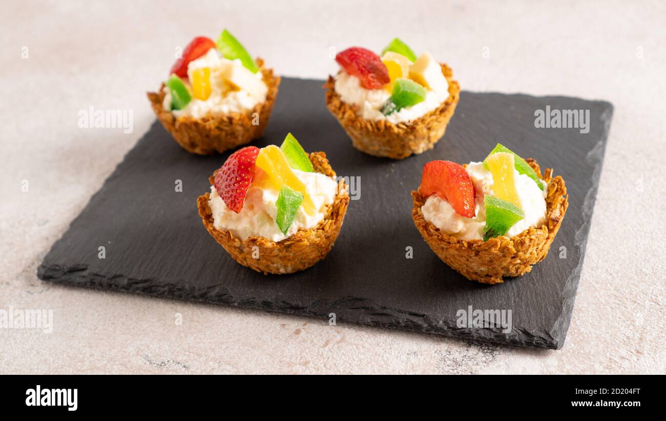 Gesundes und süßes Frühstück. Schnell und einfach Rezept für hausgemachten Cupcake. Sommer Dessert für Kinder. Haferflocken Körbe Stockfoto