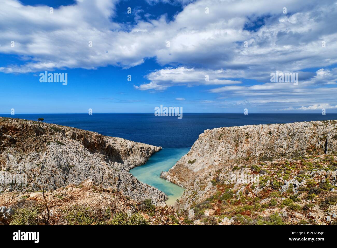 Blick auf die z-förmige Bucht, die Landschaft Kretas. Klarer blauer Himmel, Wolken, sonniger Tag. Azurblaues Meer. Stefanou Strand, Seitan Limania, Chania, Kreta, Griechenland Stockfoto