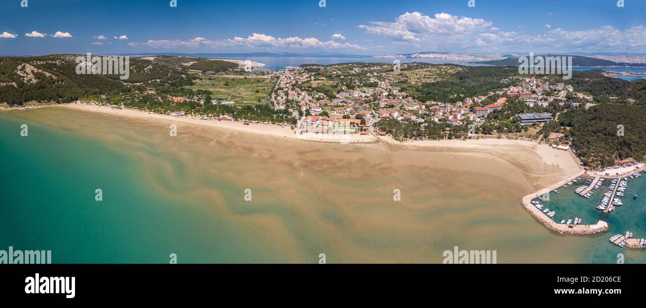 Luftpanorama des schönen Rajska Strandes auf der Insel Rab in Kroatien. Paradiesstrand auf der Insel Rab in Kroatien - der größte Sandstrand. Stockfoto