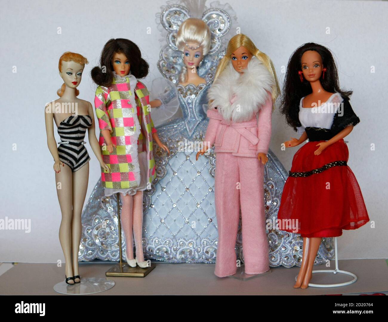 Barbie-Puppen aus den 50er, 60er, 90er Jahre, 70er und 80er (L-R) sind 3.  Februar 2009 in Düsseldorf abgebildet. Bettina Dorfmann besitzt mehr als  6.000 Barbie-Puppen und hat eine der größten Sammlungen der
