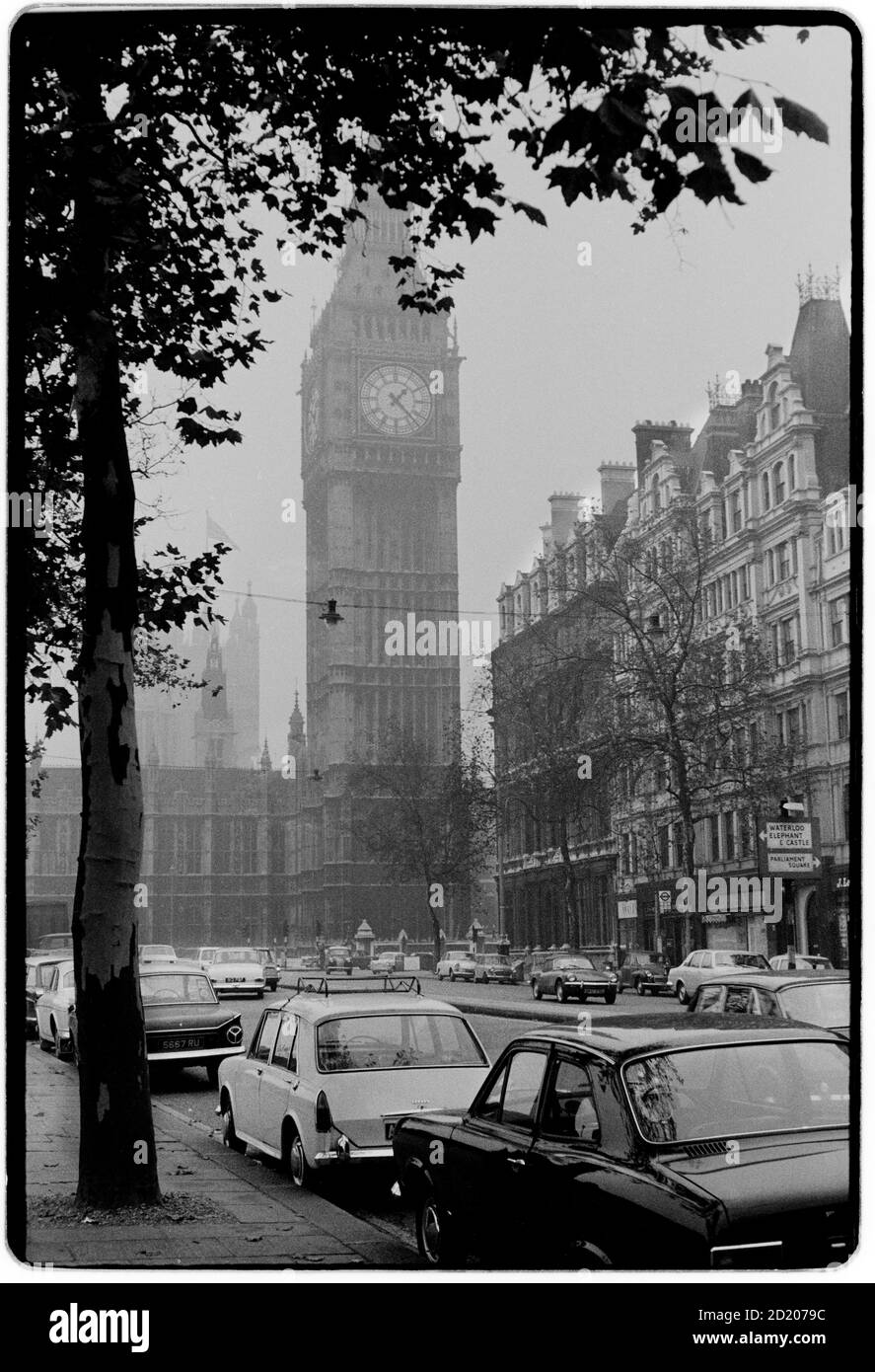 London Blick im Nebel November 1968 Big Ben Tower Westmister Houses iof Parliament Stockfoto