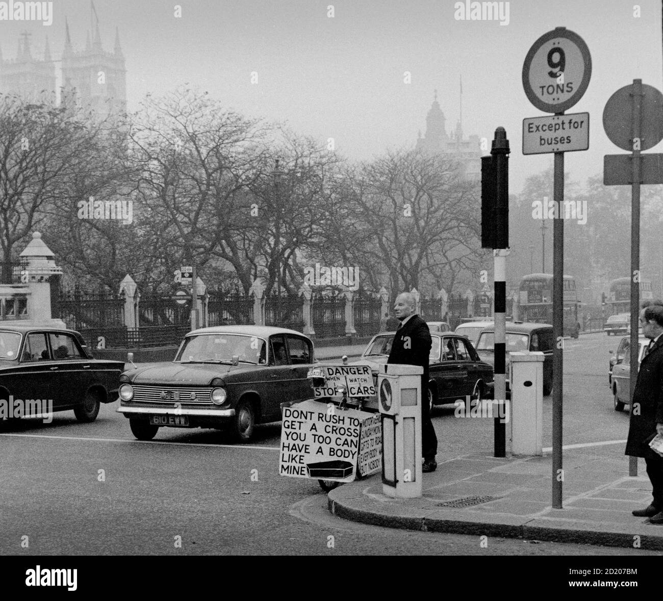 London Ansichten im Nebel November 1968 Westmister Protestster. Stockfoto