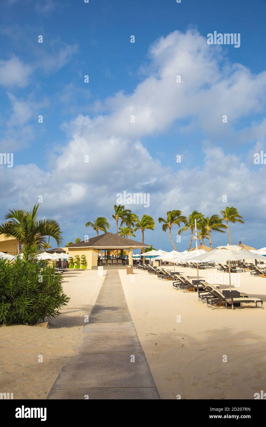 Karibik, Niederländische Antillen, Aruba, Manchebo Strand, Sandbar Open Air Bar im Bucuti und Tara Resort Stockfoto
