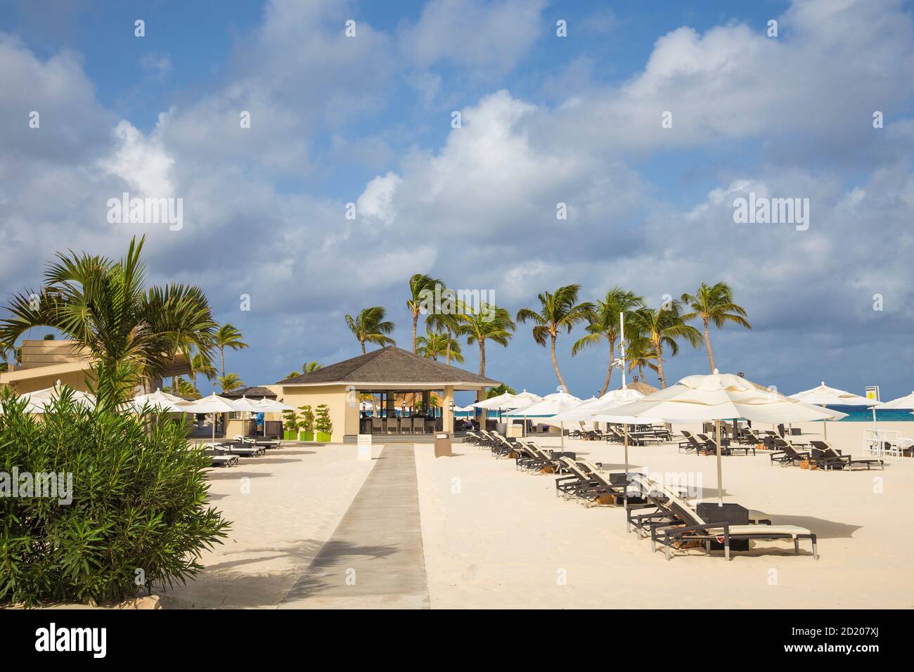 Karibik, Niederländische Antillen, Aruba, Manchebo Strand, Sandbar Open Air Bar im Bucuti und Tara Resort Stockfoto