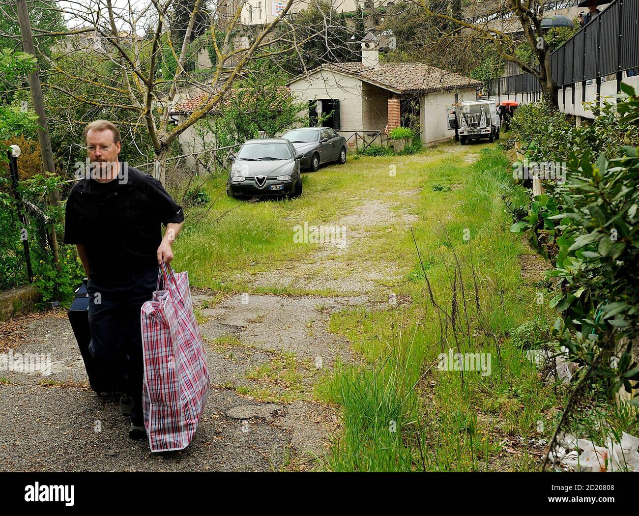 Curt Knox Vater Der Inhaftierten Verdachtigen Amanda Knox Holt Ihre Habseligkeiten Aus Ihrem Ehemaligen Haus In Perugia Am 27 April 2009 Ab Die Angeklagten Knox Aus Den Usa Und Ihr Ehemaliger Freund