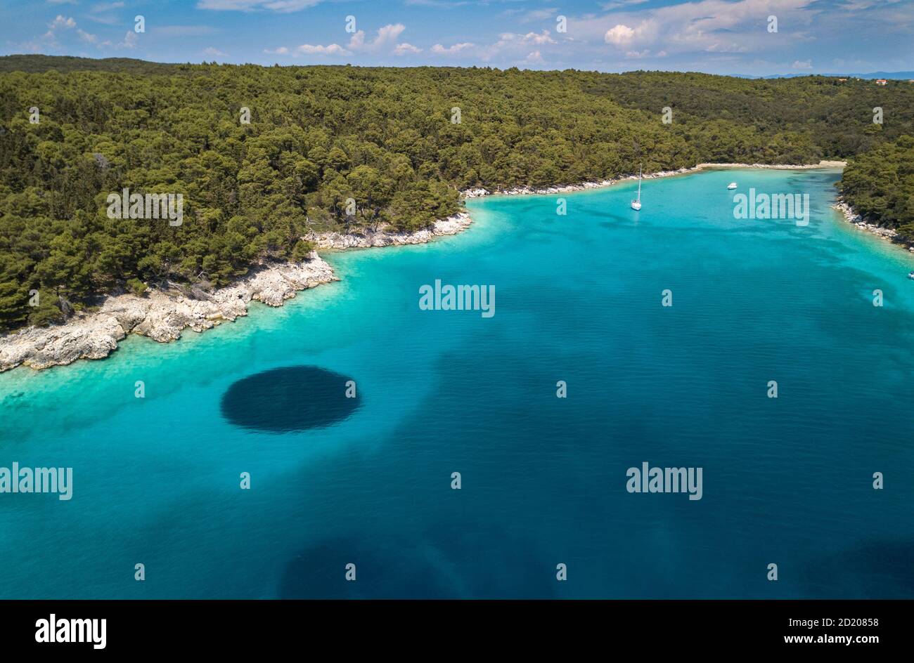 Luftbild auf der schönen Bucht auf der Insel Rab in Kroatien. Türkisfarbenes Adriatisches Meer von Dundo Strand in Kampor, Insel Rab Stockfoto