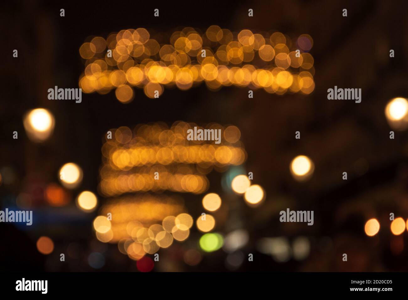 Verschwommenes Foto der Straße in der Nacht in der Innenstadt mit schönen Weihnachten bunten Lichter Girlande dekoriert. Urlaub Europe im Winter Stockfoto