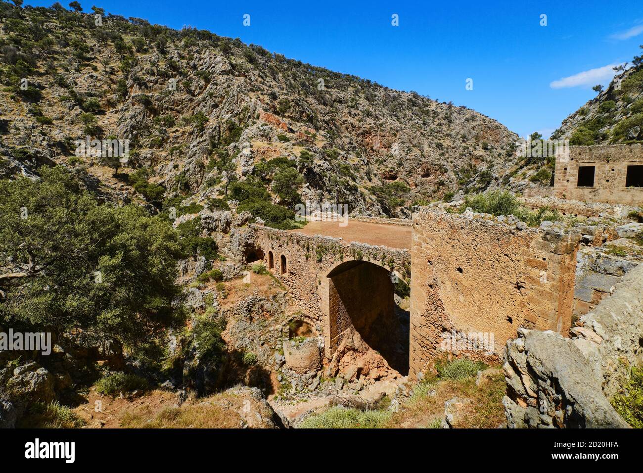 Ruinen von verlassenen orthodoxen Katholiko Kloster und Brücke über Avlaki Schlucht, Akrotiri Halbinsel, Chania, Kreta, Griechenland Stockfoto