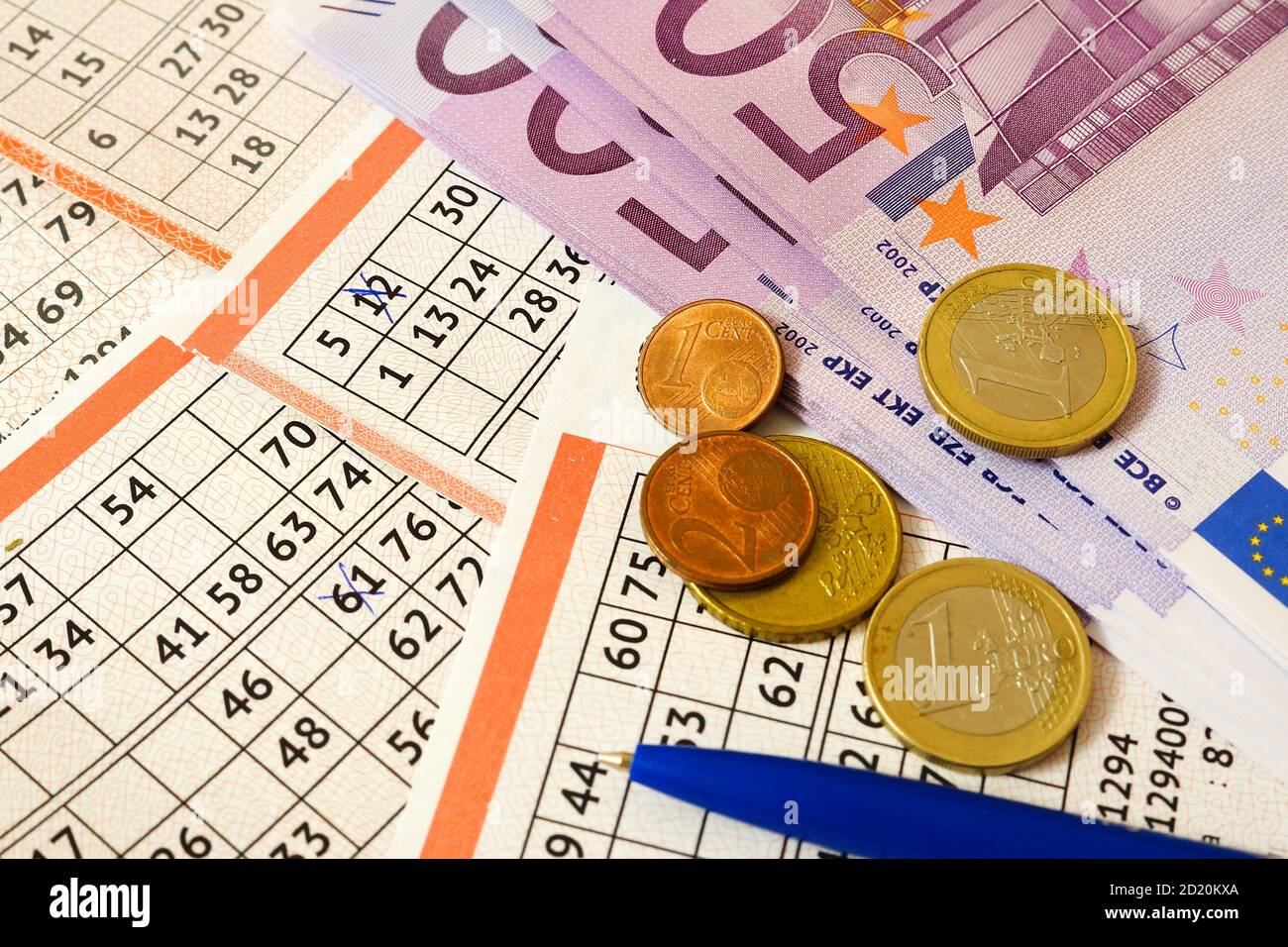 Gewinnen Sie die Lotterie. Euro-Banknoten und Münzen sind auf Lotterielose. Stockfoto