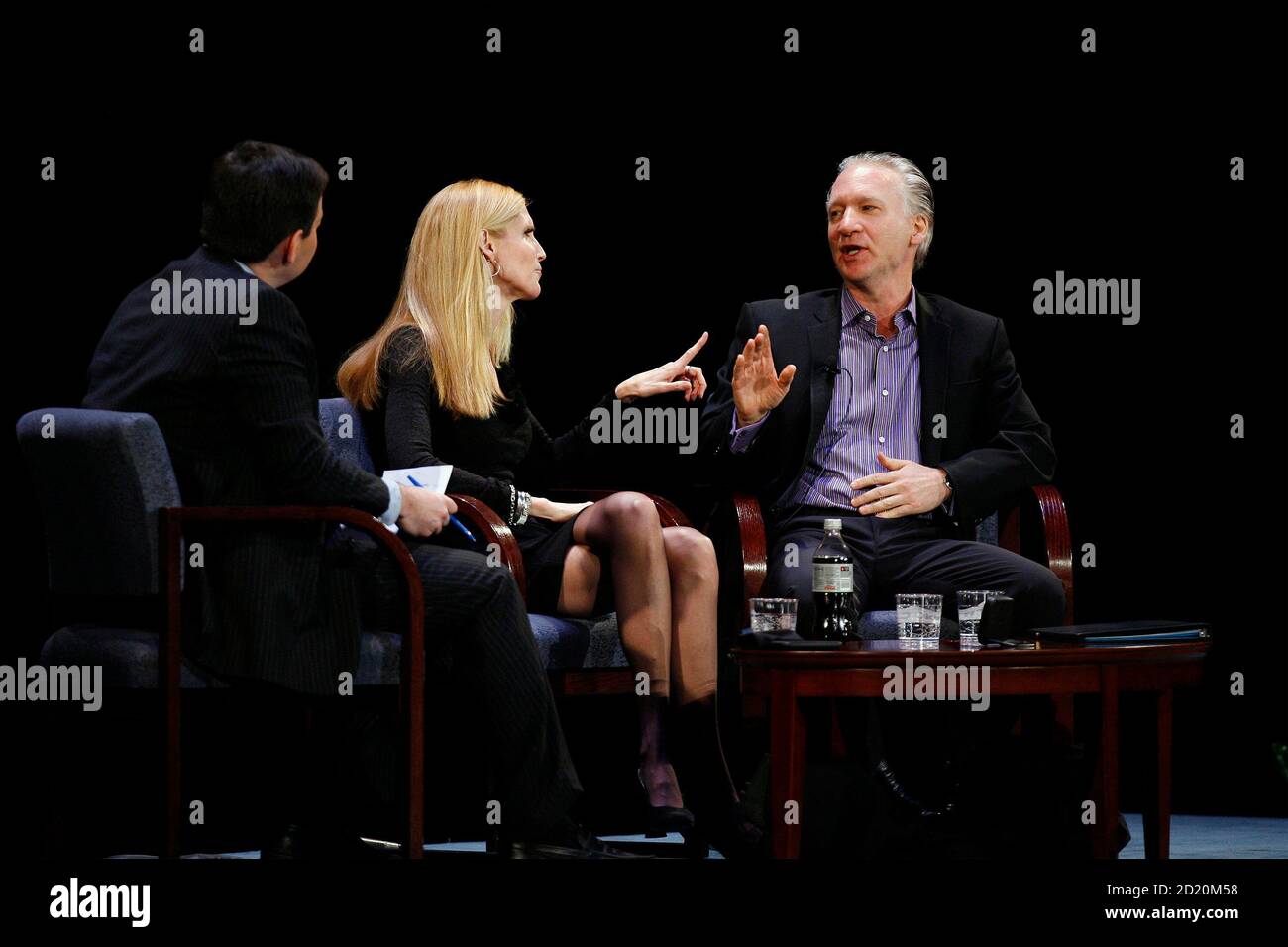 TV-Persönlichkeiten, Ann Coulter (C) und Bill Maher zu diskutieren, während die "Speaker Series: die Köpfe, die die Welt bewegen" moderiert von Mark Halpern (L) in New York 9. März 2009. REUTERS/Lucas Jackson (Vereinigte Staaten) Stockfoto