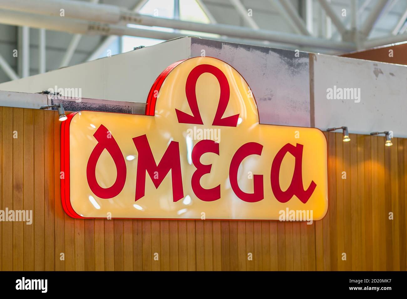 BOLOGNA (BO), ITALIEN - 14. MÄRZ 2019: Licht erhellt das Logo der Marke OMEGA auf der COSMOPROF, Fachmesse der Kosmetikindustrie Stockfoto