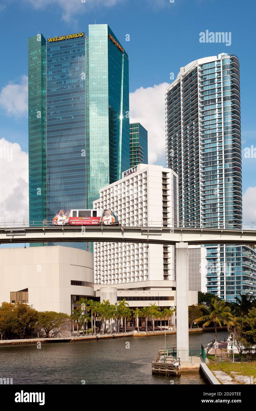 Downtown, Miami, Florida, USA - Metromover über dem Miami River und der Skyline der Stadt. Stockfoto