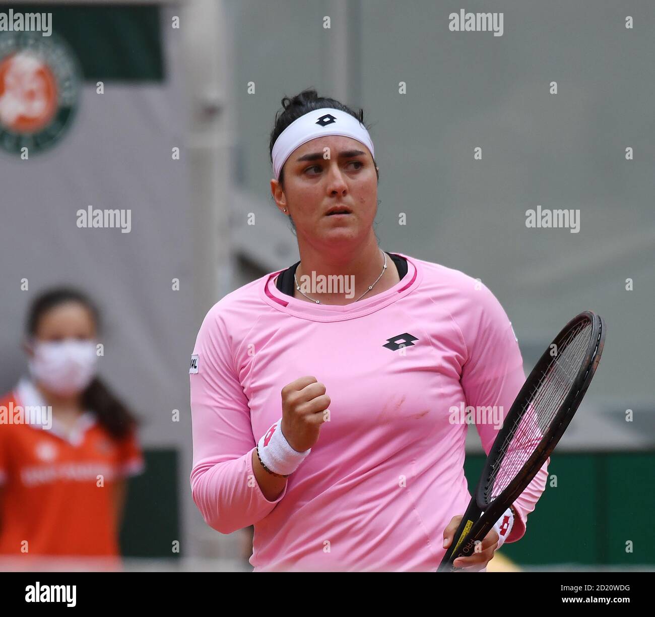 Paris, Frankreich. Oktober 2020. Roland Garros Paris Französisch Open 2020 Tag 10 061020 Ons Jabeur (TUR) im vierten Runde Spiel Credit: Roger Parker/Alamy Live News Stockfoto