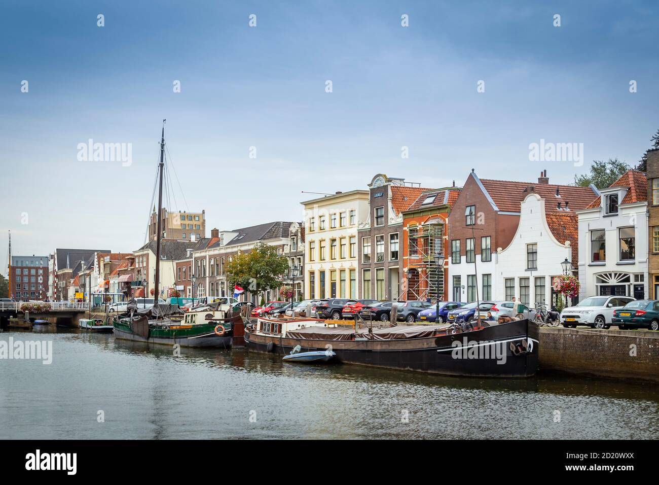 Zwolle, Niederlande - 26. September 2020: City Center von Zwolle mit Kanälen, alten historischen Schiffen und Häusern und Brücke. Stockfoto