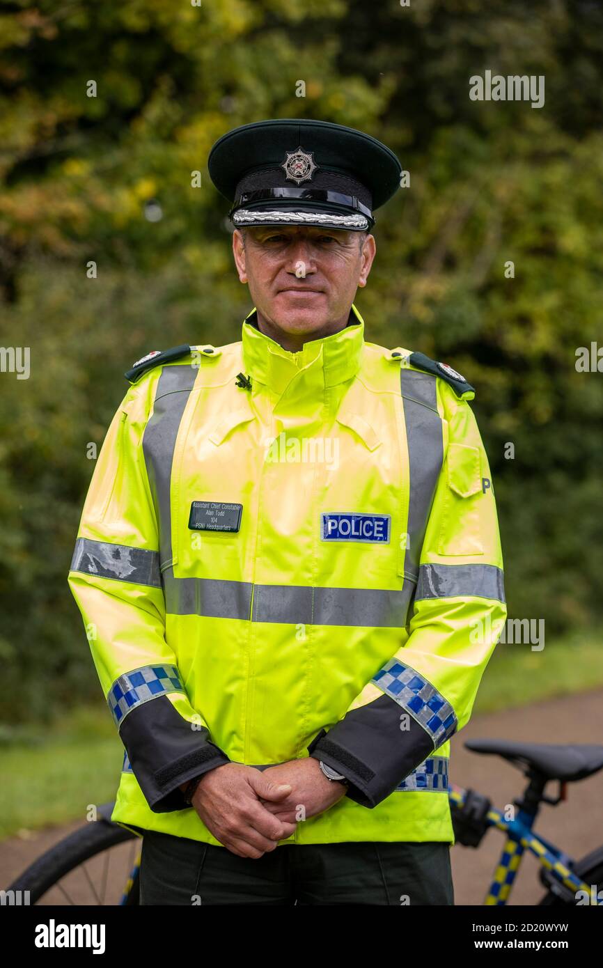 Stellvertretender Chief Constable Alan Todd, der für District Policing Command verantwortlich ist und während der PSNI Launch Pilot eBike Initiative für Response und Neighborhood Policing sowie für Volume Crime CID in Nordirland verantwortlich ist. Vier Nachbarschafts-Polizeiteams in ganz Nordirland haben im Rahmen einer Pilotinitiative 12 neue Fahrräder zur Verfügung gestellt, um eine verstärkte Patrouille in Gebieten zu ermöglichen, die für Fahrzeuge nicht leicht zugänglich sind. Offiziere werden Merida Espresso 400 und 700 Fahrräder, die in Aussehen ähnlich wie Polizei Spezifikation Mountainbikes sind, und sind Wi ausgestattet Stockfoto