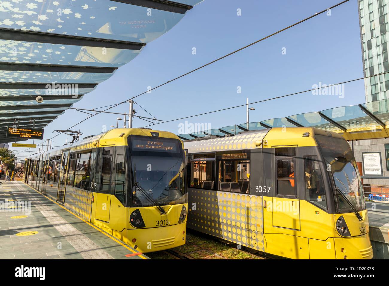Die Straßenbahn hält an der Straßenbahnhaltestelle Deansgate-Castlefield des Stadtbahnsystems Metrolink von Greater Manchester in Manchester, Großbritannien. Stockfoto