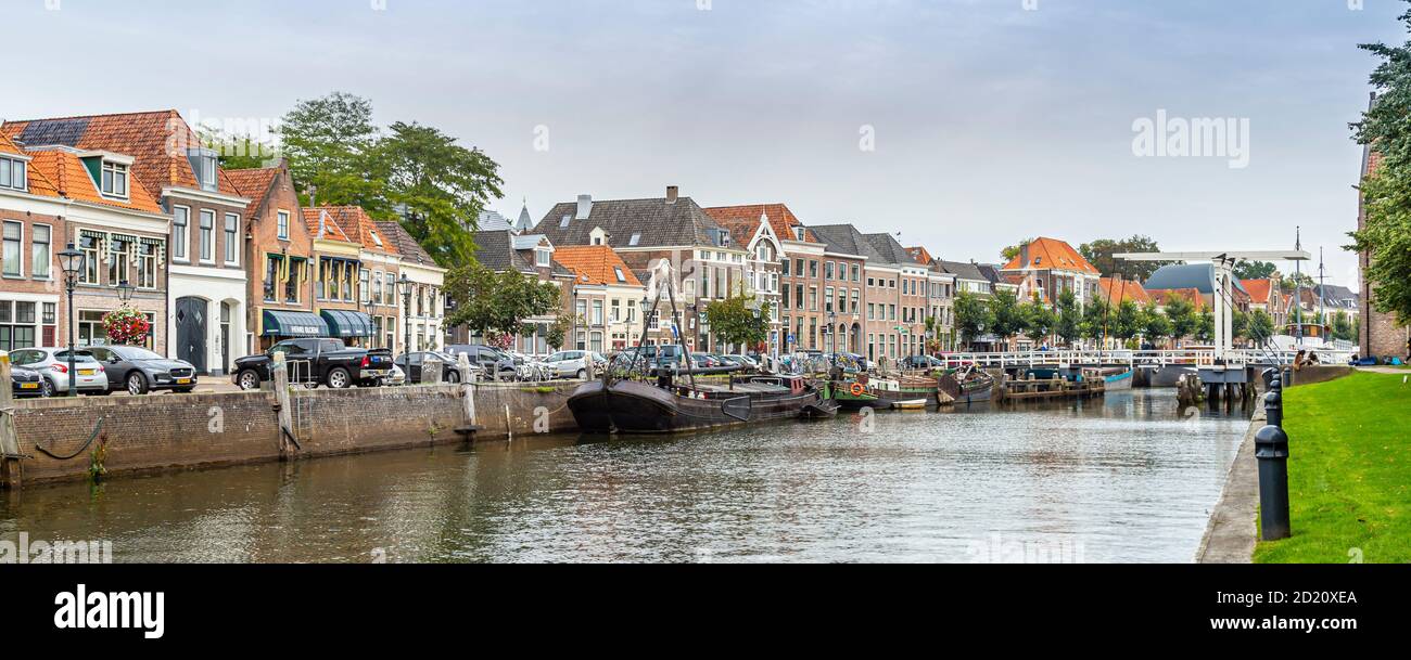 Zwolle, Niederlande - 26. September 2020: City Center von Zwolle mit Kanälen, alten historischen Schiffen und Häusern und Brücke. Stockfoto