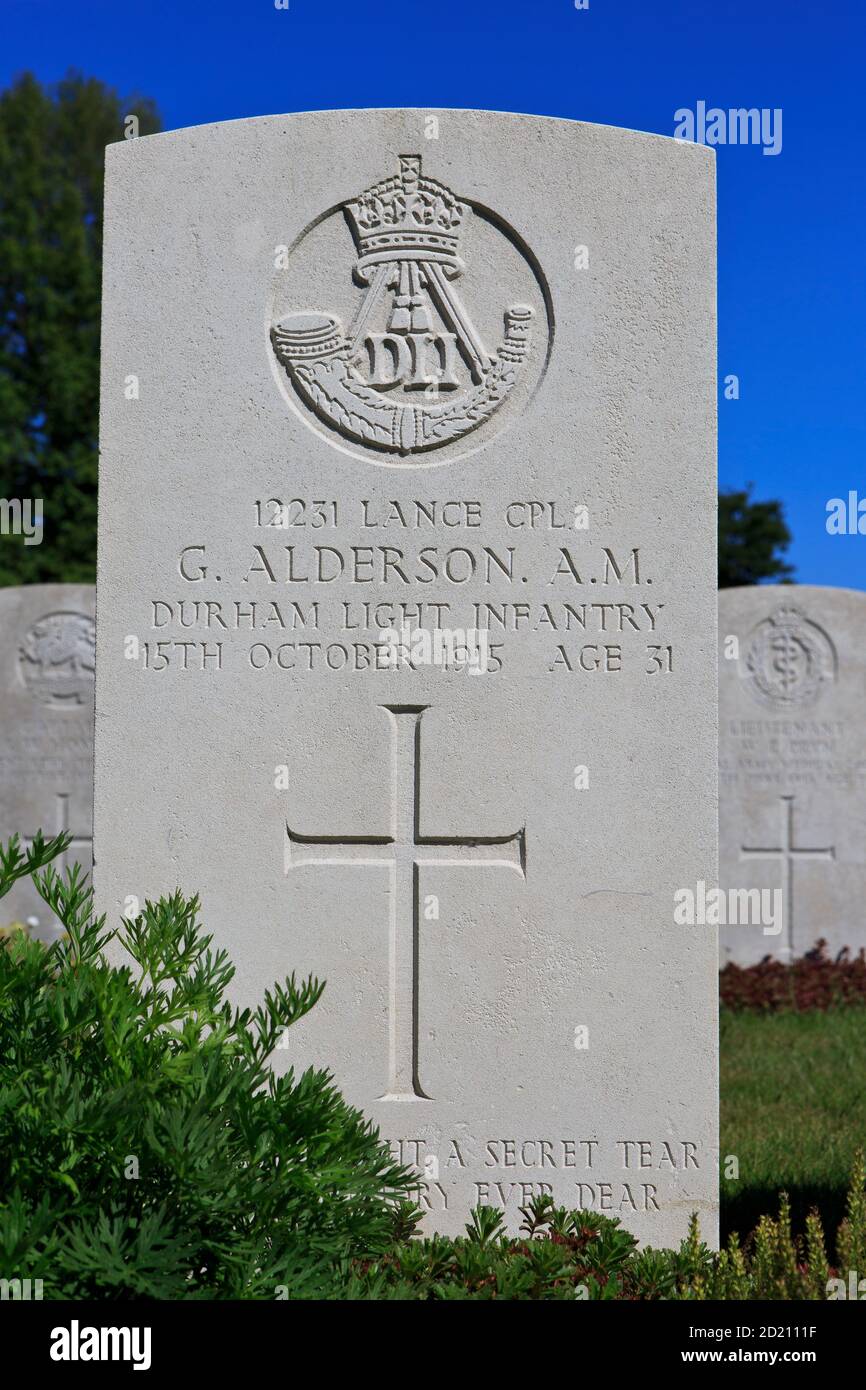 Grabstein des Albert-Medaillengegners Lanze Korporal George Alderson (1884-1915) auf dem Lijssenthoek Military Cemetery in Poperinge, Belgien Stockfoto
